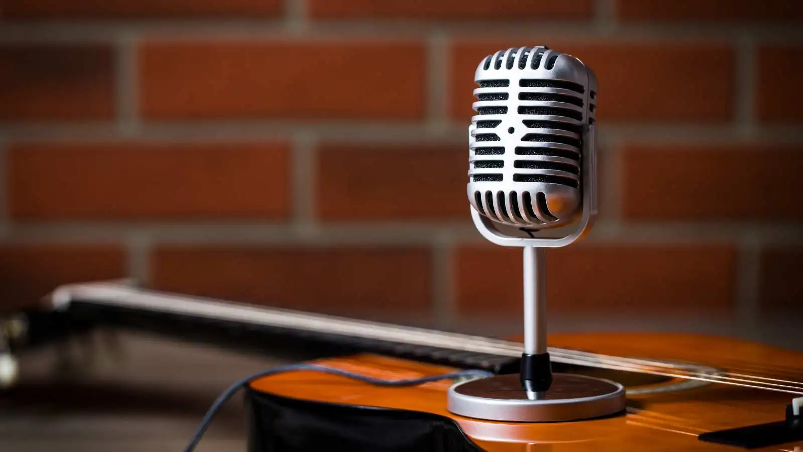 Microphone on an acoustic guitar